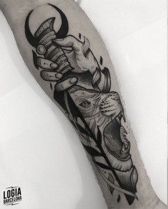 tatuaje brazo tigre y daga